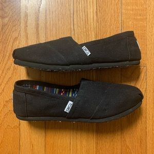 TOMS, size 8